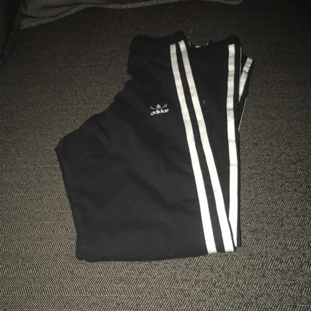 SOLD✅ Adidas 3 Stripe Leggings
